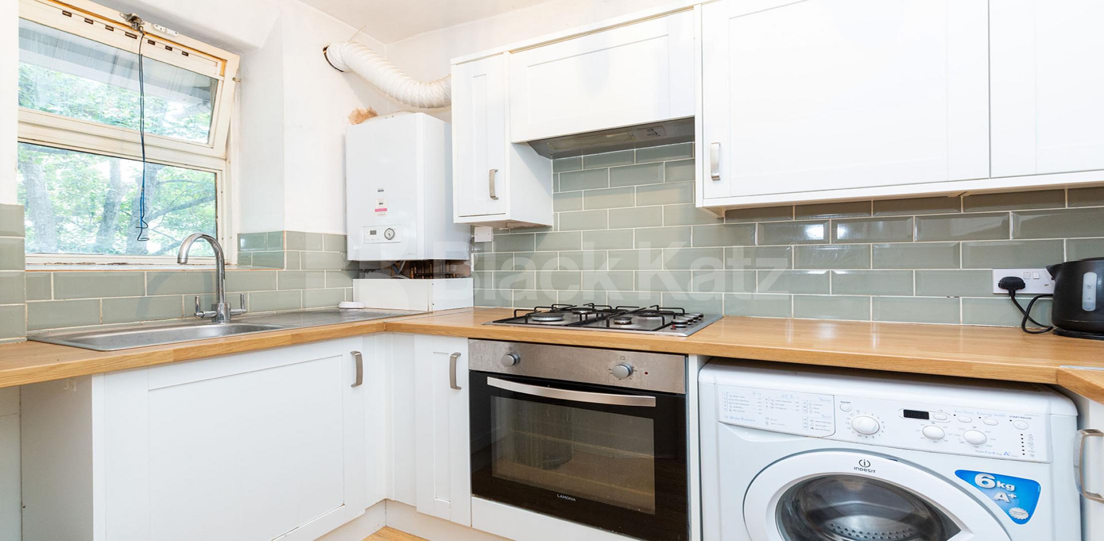 3 good size double bedrooms plus a spacious lounge in hackney Amhurst Road, Hackney
